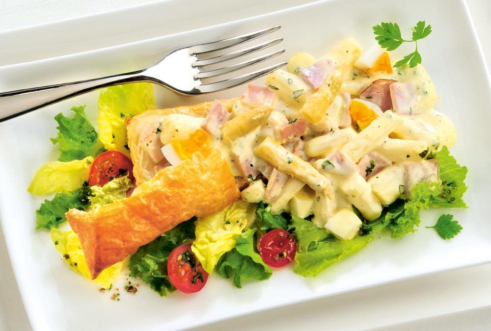 Rezepttipp „Feine Spargel-Blätterteigkissen“